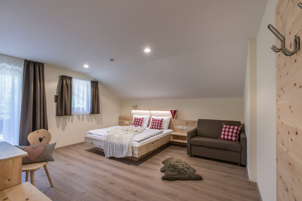 Zirbenholz Zimmer Berghotel Alpenrast in Rein in Taufers Südtirol